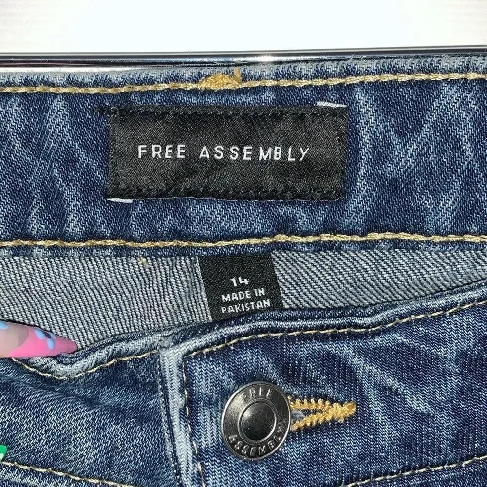 Free Assembly Distressed High Rise Straight Jeans - Picture 3 of 6